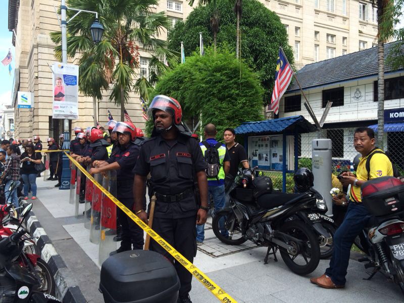 Heavy Federal Reserve Unit (FRU) presence at the Beach Street police station where the PPS members were initially detained, on August 31, 2014. u00e2u20acu201d Picture courtesy of Sim Tze Tzin