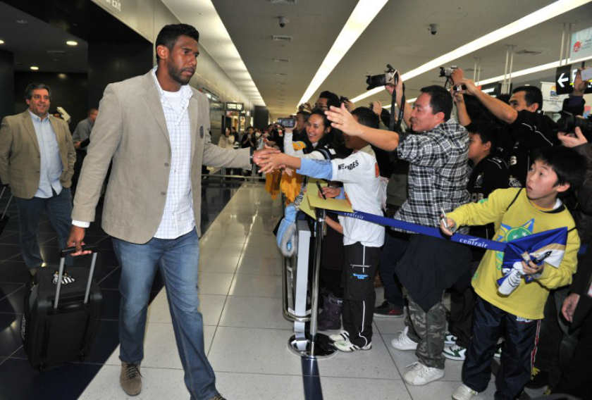 Santos keeper Aranha (inset) was mocked by Gremio fans who chanted insults at him and called him a monkey. u00e2u20acu201d AFP pic