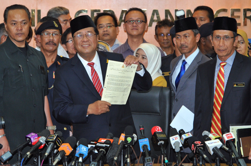 Selangor Mentri Besar Tan Sri Khalid Ibrahim holds a press conference at the Sultan Salahuddin Abdul Aziz Shah building in Shah Alam after his audience with the Sultan of Selangor, on August 26, 2014. u00e2u20acu201d Picture by Saw Siow Feng
