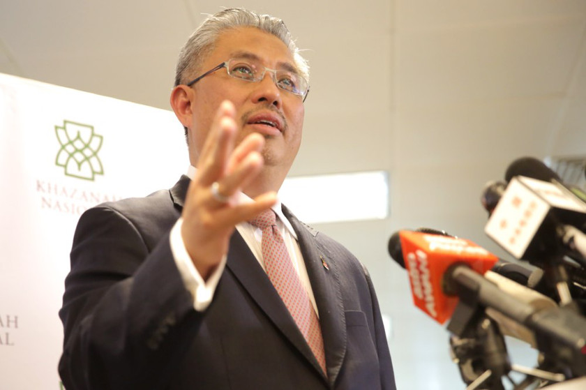 Khazanah's Managing Director Tan Sri Azman Mokhtar answers questions from the media at a special briefing on the 12-point MAS recovery plan in Kuala Lumpur, on August 29, 2014. u00e2u20acu201d Picture by Choo Choy May