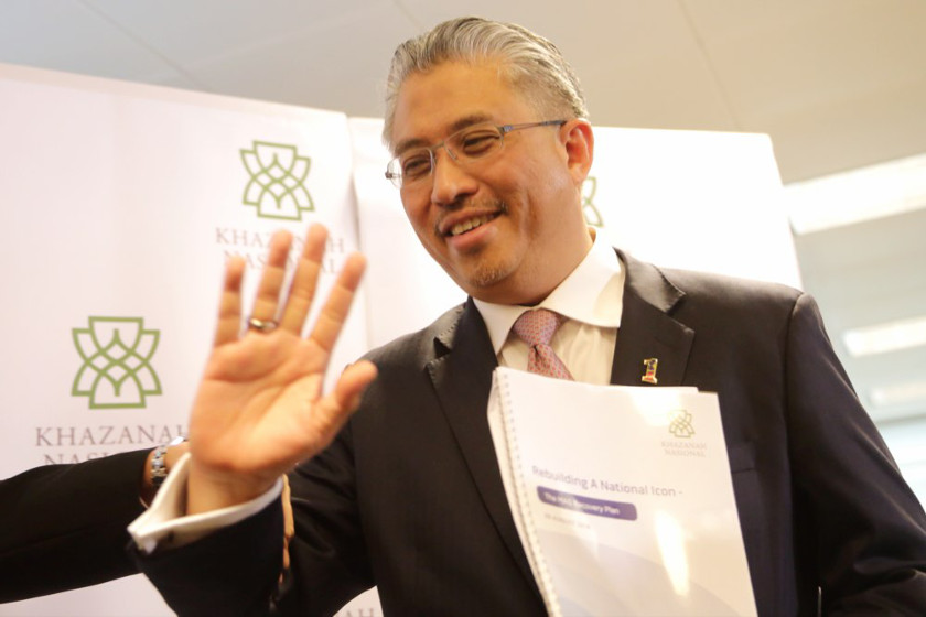 Khazanah's Managing Director Tan Sri Azman Mokhtar holds a copy of the 12-point MAS recovery plan at a special briefing in Kuala Lumpur, on August 29, 2014. u00e2u20acu201d Picture by Choo Choy May
