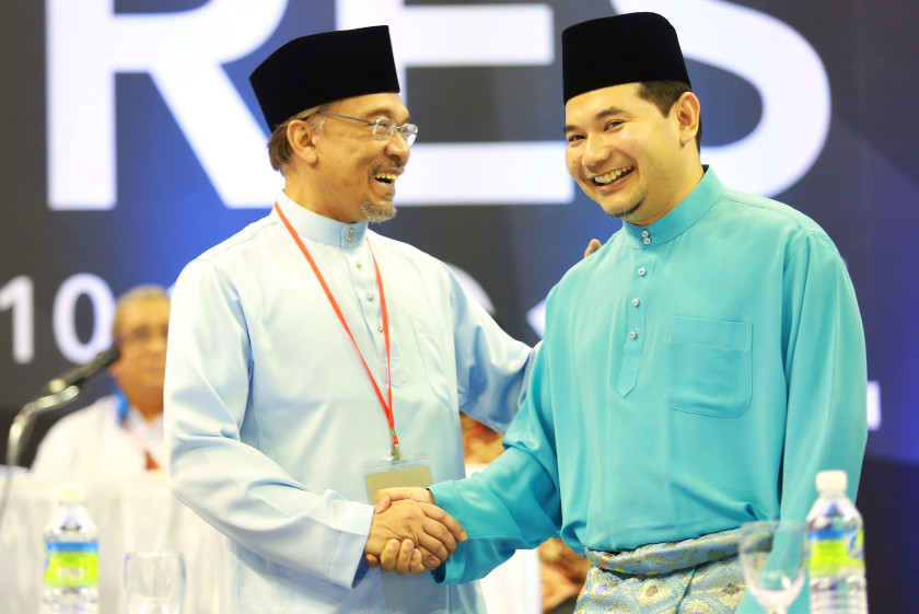 Datuk Seri Anwar Ibrahim shakes hands with Rafizi Ramli at the PKR Congress in Shah Alam, August 23, 2014. u00e2u20acu2022 Picture by Saw Siow Feng