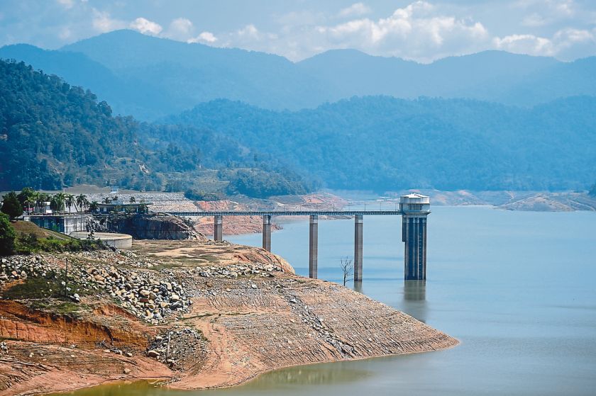 The water level at the Sungai Selangor dam continues to deplete, prompting an expert to call for regular inspection of water from mining pools if it is to be used as an alternative source of water supply. u00e2u20acu201d Picture by Ahmad Zamzahuri