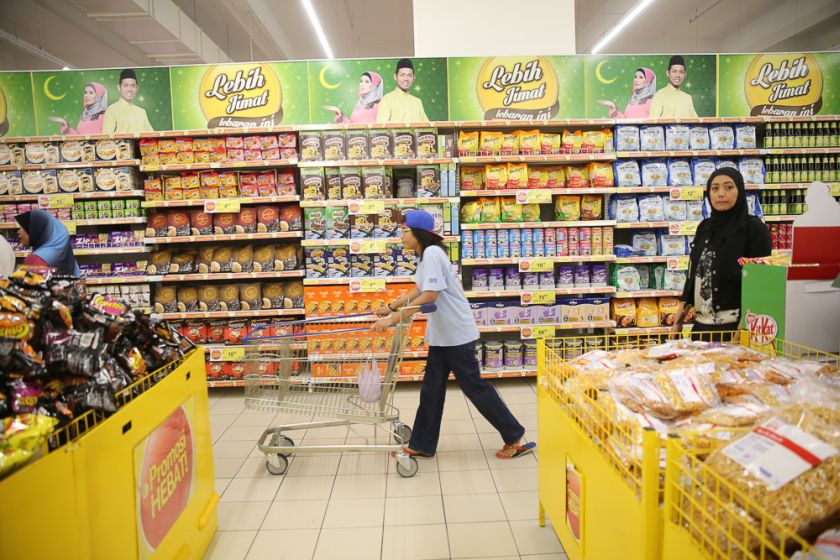 Shoppers browsing in a Tesco supermarket in the Klang Valley. u00e2u20acu201d Picture by Choo Choy May