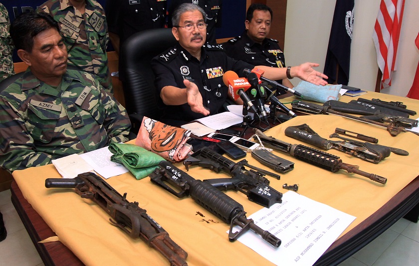 Kelantan police chief Datuk Mazlan Lazim (centre) presents some of the firearm that were seized by the Malaysian Armed Forces personnel last Friday, at Tumpat, September 1, 2014. u00e2u20acu201d Bernama pic