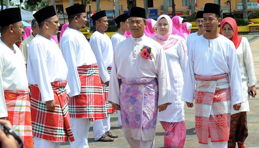 Umno deputy president Tan Sri Muhyiddin Yassin (centre) arrives for the opening ceremony of the Pagoh Wanita, Youth and Puteri divisional at the Pagoh Sports Complex, September 5, 2014. u00e2u20acu201d Bernama pic