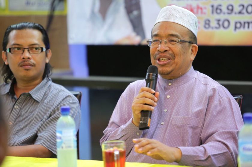 Zulhazmi Shariff (left) and Datuk Phahrolrazi Zawawi at the launch of the Persatuan Ummah Sejahtera Malaysia Wilayah Persekutuan and the u00e2u20acu02dcPresident Disayangi PR Dikekaliu00e2u20acu2122 dialogue, September 17, 2014. u00e2u20acu201d Picture by Choo Choy May