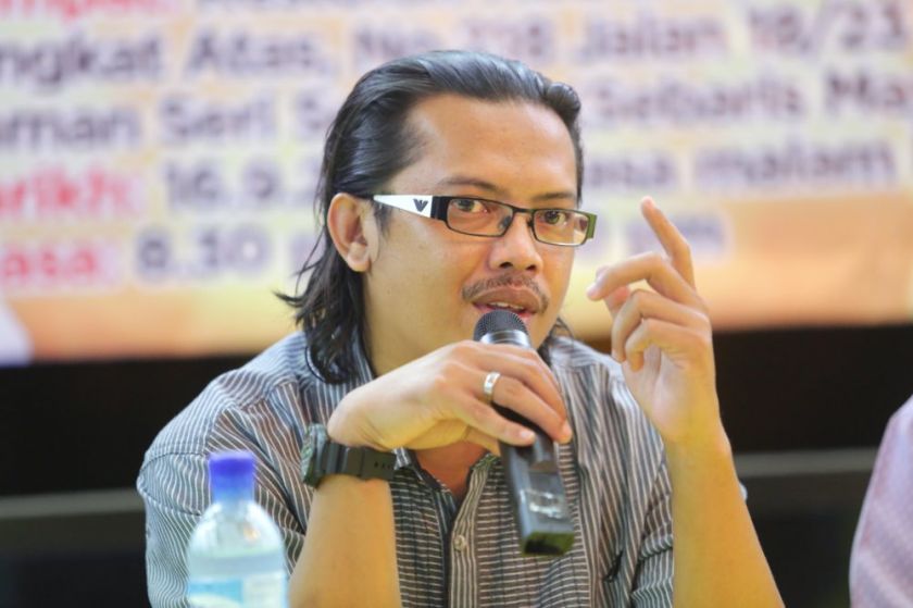 Zulhazmi Shariff speaks during the launch of the Persatuan Ummah Sejahtera Malaysia Wilayah Persekutuan and the u00e2u20acu02dcPresident Disayangi PR Dikekaliu00e2u20acu2122 dialogue, September 17, 2014. u00e2u20acu201d Picture by Choo Choy May