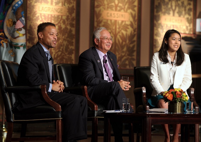 Prime Minister Datuk Seri Najib Tun Razak (centre) speaks to students at the Georgetown University, Washington, on September 24, 2014. u00e2u20acu201d Bernama picn