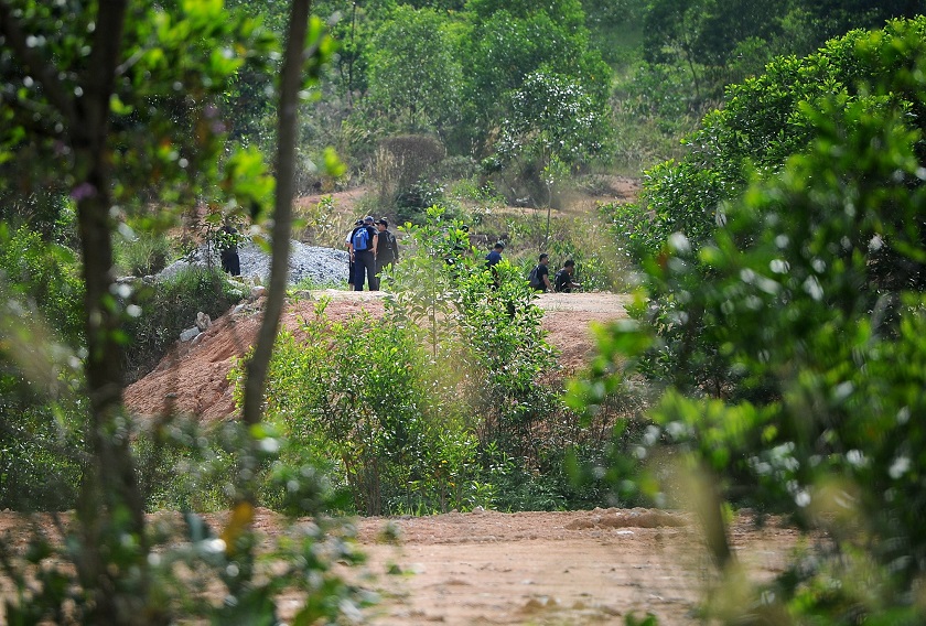 Members of the Bomb Disposal Unit examine the bomb discovered in Cheras, September 8, 2014. The 226kg bomb was a British Mark 1-952 model made in 1951 that was still active. and could have exploded anytime. u00e2u20acu201d Bernama pic