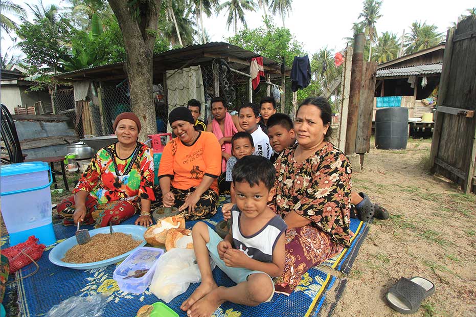 Friendly faces enjoying a family picnic in Kuala Besut.