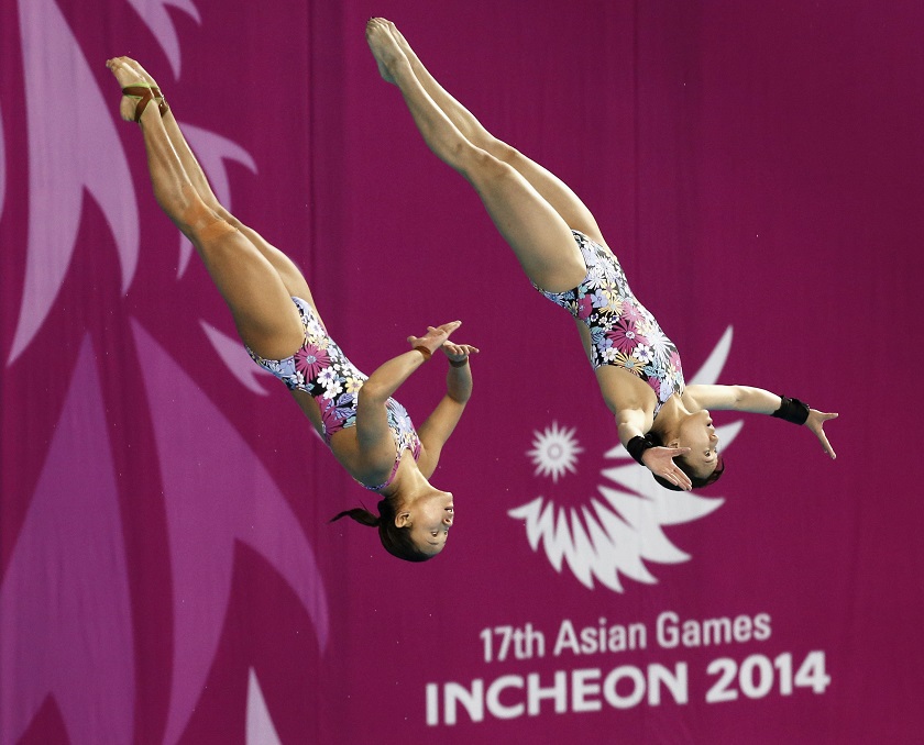 Malaysiau00e2u20acu2122s bronze medallists Leong Mun Yee (left) and Pandelela Rinong compete in the Womenu00e2u20acu2122s 10m Synchronised Platform diving final at the Munhak Park Tae-hwan Aquatics Centre during the 17th Asian Games in Incheon September 30, 2014. u00e2u20acu201d Reuters pic