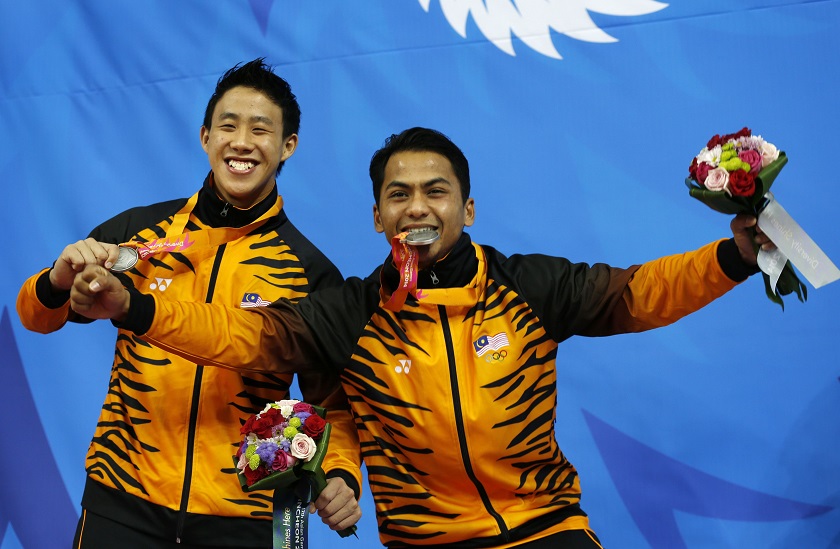 nMalaysiau00e2u20acu2122s silver medallists Ooi Tze Liang (left) and Ahmad Amsyar Azman pose during the victory ceremony for the Menu00e2u20acu2122s 3m Synchronised Springboard diving final at the Munhak Park Tae-hwan Aquatics Centre during the 17th Asian Games in Incheon Septem