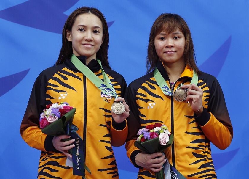 Malaysiau00e2u20acu2122s bronze medallists Leong Mun Yee (left) and Pandelela Rinong pose during the victory ceremony for the Womenu00e2u20acu2122s 10m Synchronised Platform diving final at the Munhak Park Tae-hwan Aquatics Centre during the 17th Asian Games in Incheon September