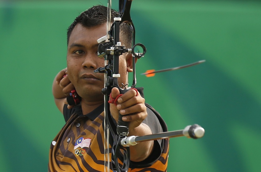 Malaysiau00e2u20acu2122s Muhammad Zaki Mahazan shoots in his menu00e2u20acu2122s compound individual bronze medal archery match against Paul Marton Dela Cruz of the Philippines during the 2014 Asian Games in Incheon September 27, 2014. u00e2u20acu201d Reuters pic