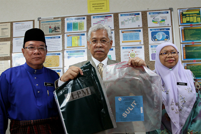 Education Minister II Datuk Seri Idris Jusoh holds up sample sets of the UPSR examination papers at Bangunan Lembaga Peperiksaan Malaysia, Putrajaya, September 12, 2014. u00e2u20acu201d Picture by Yusof Mat Isa