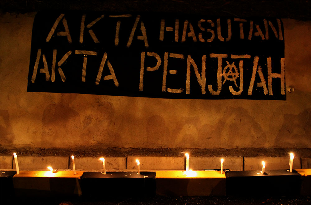 Messages of support left in support of Ali Abd Jalil in front of Sungai Buloh Prison in Sungai Buloh. u00e2u20acu201d Picture by Yusof Mat Isa