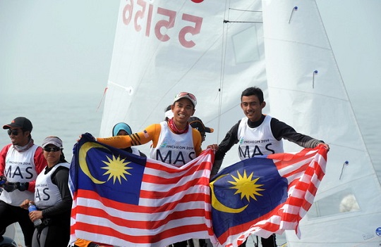Sailors Mohamad Faizal Norizan and Ahmad Syukri Abdul Aziz swept the gold medal in the menu00e2u20acu2122s 420 Dinghy after accumulating 21 penalty points from 12 races, at the Wangsan Sailing Marina in Incheon, September 30, 2104. u00e2u20acu201d Bernama pic