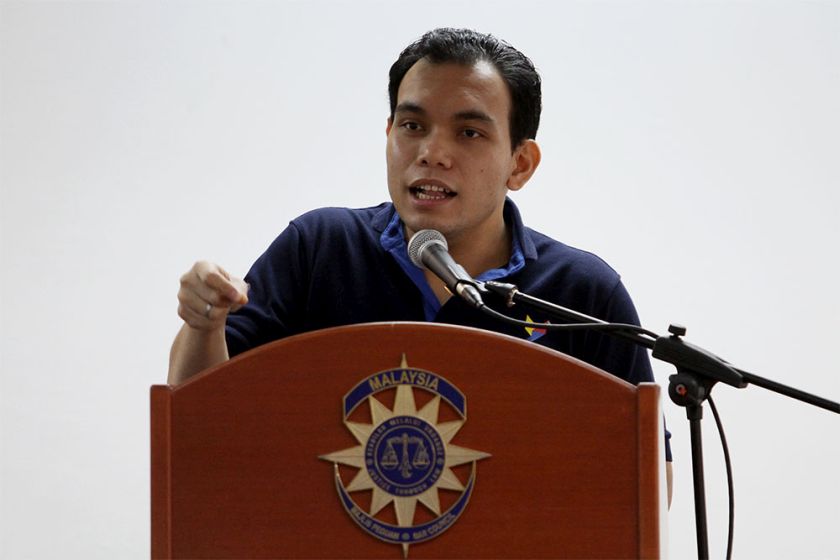 Member of the Bar Council Syahredzan Johan gives a speech at a public forum at the Raja Aziz Addruse Auditorium in Kuala Lumpur, September 6, 2014. u00e2u20acu201d Picture by Yusof Mat Isa