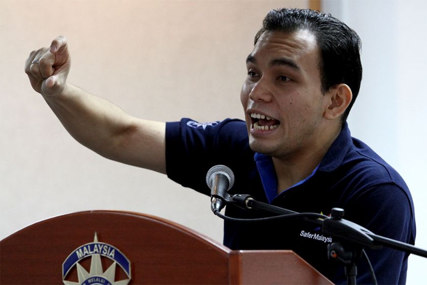 Member of the Bar Council Syahredzan Johan gives a speech at a public forum at the Raja Aziz Addruse Auditorium in Kuala Lumpur, September 6, 2014. u00e2u20acu201d Picture by Yusof Mat Isa