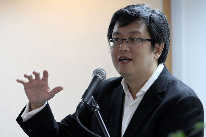 CENBAT co president Gan Ping Sieu gives a speech at a public forum at the Raja Aziz Addruse Auditorium in Kuala Lumpur, September 6, 2014. u00e2u20acu201d Picture by Yusof Mat Isa