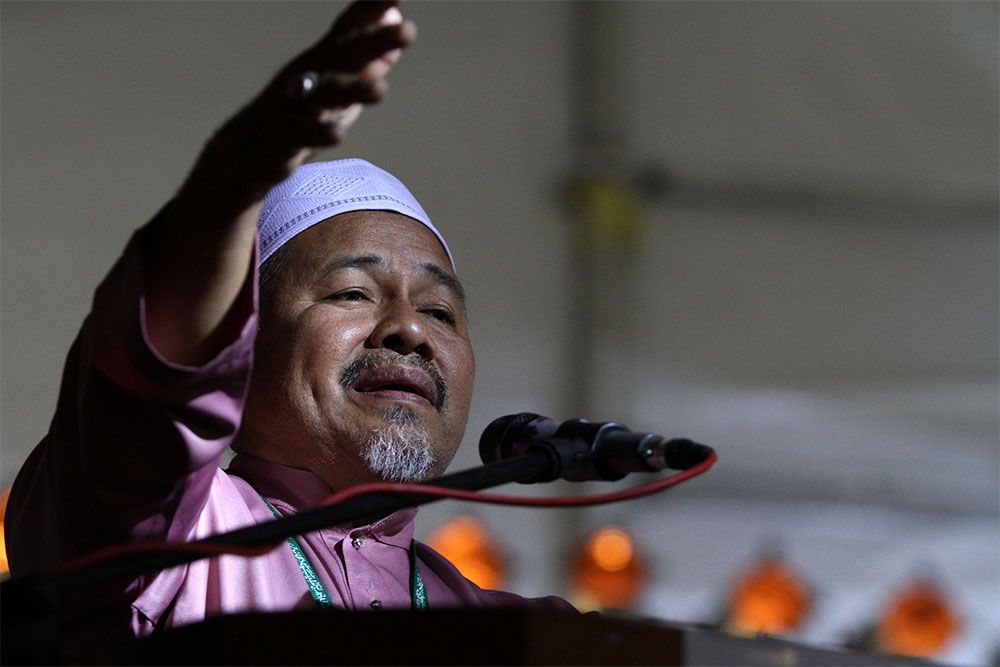 PAS deputy president, Dato' Ibrahim Tuan Man, addressing PAS delegates at the party's annual congress in Johor. u00e2u20acu201d Picture by Yusof Mat Isa