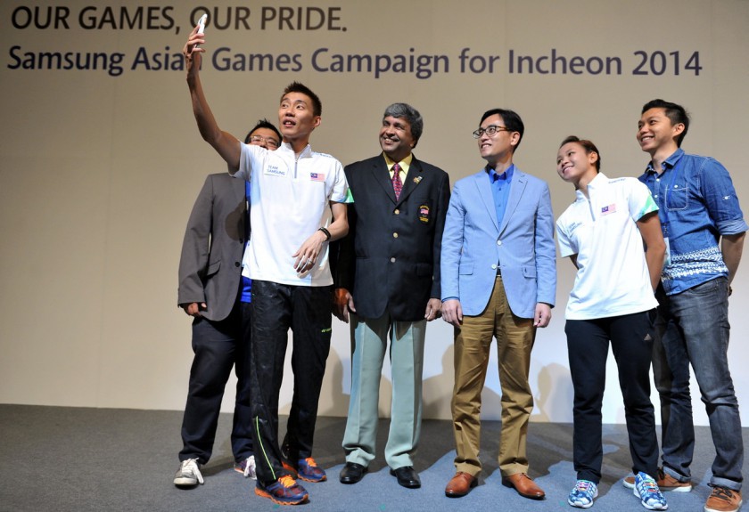 File picture shows national badminton player Datuk Lee Chong Wei (second left) taking a u00e2u20acu02dcselfieu00e2u20acu2122 with Samsung Electronics Malaysia president, Lee Dong Yong (third right) and Asian Games contingent chief, Datuk Danyal Balagopal Abdullah (third left). u00e2