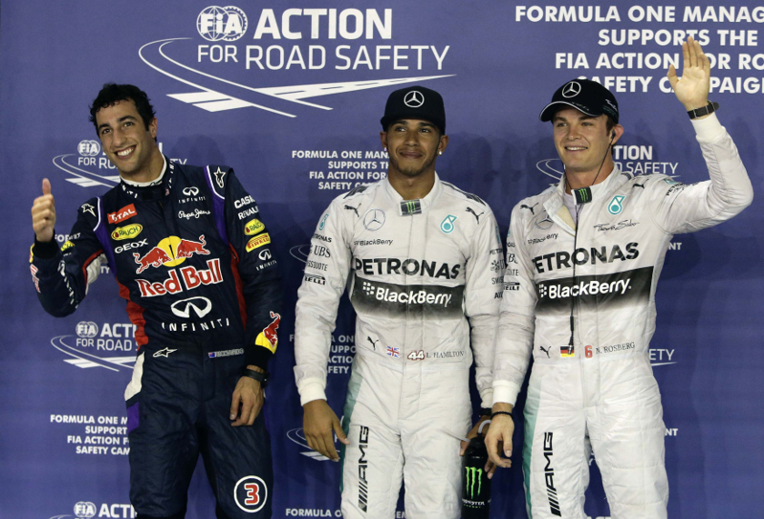 Mercedes F1 drivers Lewis Hamilton (centre) and Nico Rosberg (right) poses with Red Bull F1 driver Daniel Ricciardo after Hamilton finished on the pole position in the qualifying session of Singapore GP in Singapore September 20, 2014. u00e2u20acu201d Reuters pic