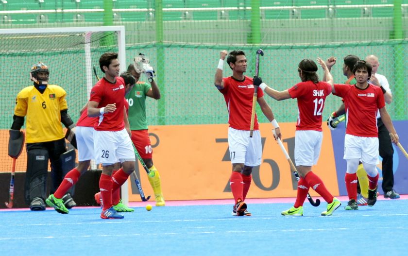 National hockey player Muhammad Razie Abd Rahim (3rd right) scores the teamu00e2u20acu2122s first goal in their match against Bangladesh at the 17th Asian Games in Incheon, September 21, 2014. u00e2u20acu201d Bernama pic