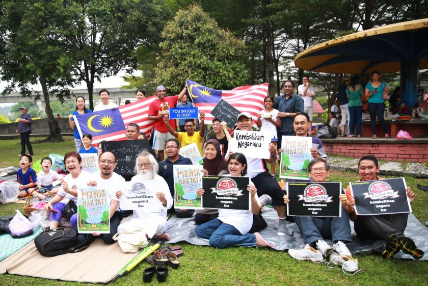 A Samad Said and Datuk Ambiga celebrate Malaysia Day with their friends at Taman Jaya, September 16, 2014.  u00e2u20acu201d Picture by Saw Siow Feng