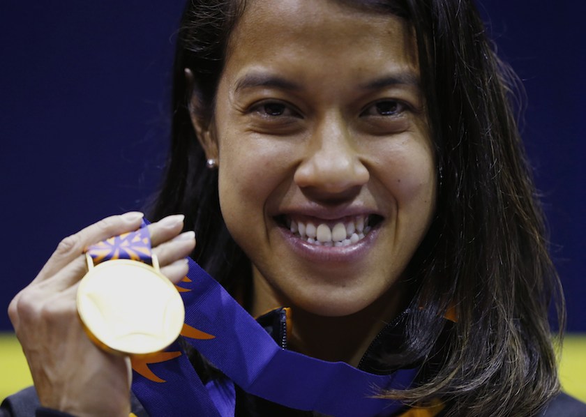 Gold medalist Nicol David of Malaysia shows her medal during an award ceremony for the women's single squash match during the 17th Asian Games in Incheon September 23, 2014. u00e2u20acu201d Reuters pic