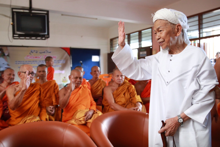 Nik Aziz greets the monks at Wat Macinmaran (Wat Tham Thip) in Kelantan, on September 12, 2014. u00e2u20acu201d Picture by Saw Siow Fengn