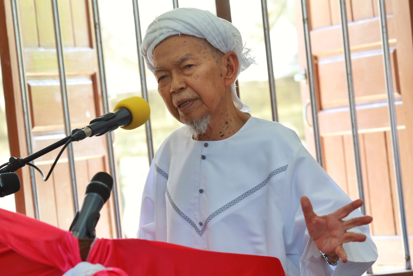 Nik Aziz gives a speech at Wat Macinmaran (Wat Tham Thip) in Kelantan, on September 12, 2014. u00e2u20acu201d Picture by Saw Siow Fengn
