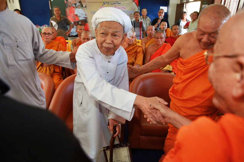 Nik Aziz greets the monks at Wat Macinmaran (Wat Tham Thip) in Kelantan, on September 12, 2014. u00e2u20acu201d Picture by Saw Siow Fengn