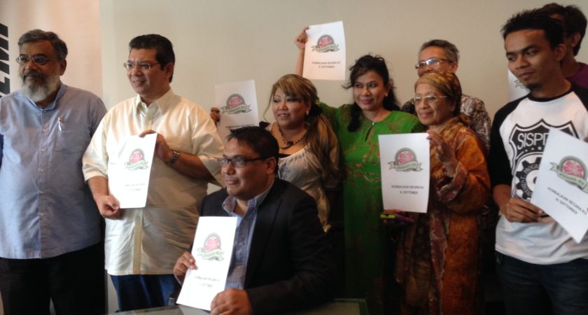 (Second from left) Datuk Saifuddin Abdullah and some of the participants at the 'Masa Depan Malaysia discussions. u00e2u20acu201d Picture by Melissa Chi