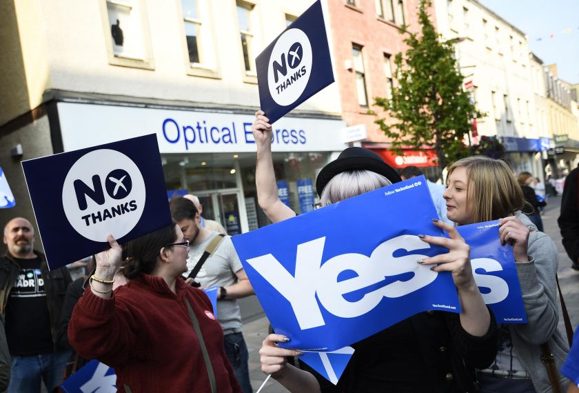 Yes and No voters argue as they wait for Scotland's First Minister Alex Salmond to do a walkabout in Perth, central Scotland, September 12, 2014. u00e2u20acu2022 Reuters pic