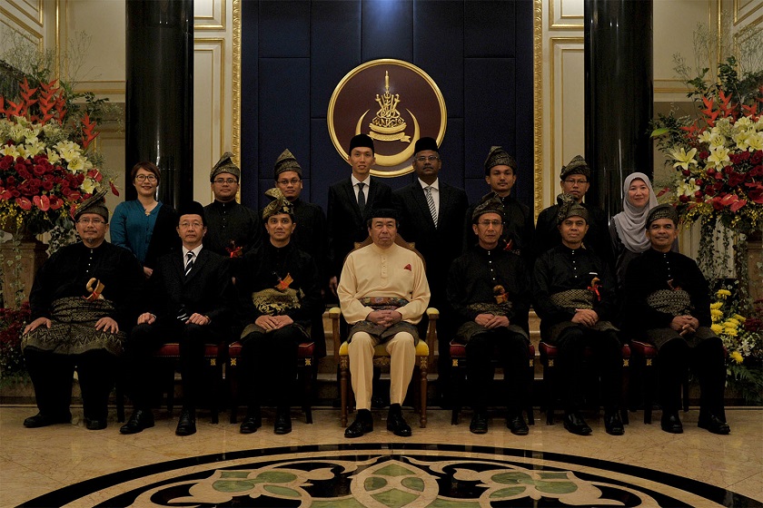Sultan Sharafuddin Idris Shah (centre) poses for a picture with the new Selangor 10-man executive council (exco) line-up at Istana Alam Shah in Klang, September 26, 2014. u00e2u20acu201d Picture by Yusof Mat Isa