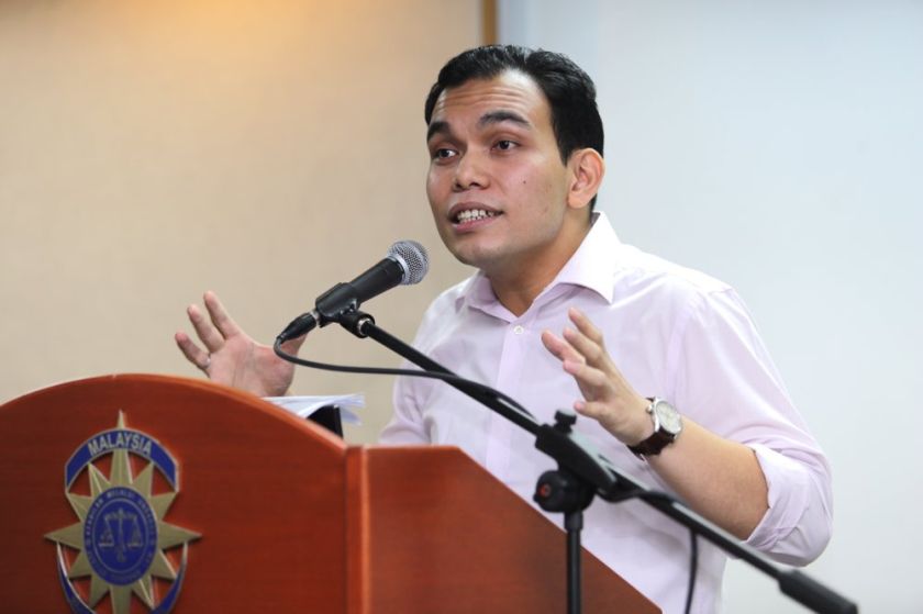 Syahredzan Johan speaks at the launch of the u00e2u20acu02dcMansuh Akta Hasutanu00e2u20acu2122 campaign at the Bar Council, September 4, 2014. u00e2u20acu2022 Picture by Choo Choy May