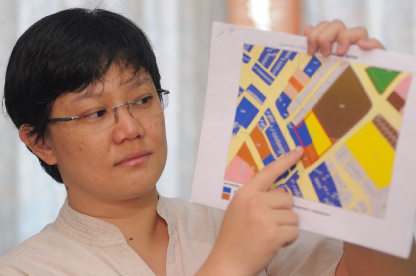 Pulau Tikus assemblyman Yeap Soo Huey showing the property location map, September 26, 2014. u00e2u20acu2022 Picture by K.E. Ooi