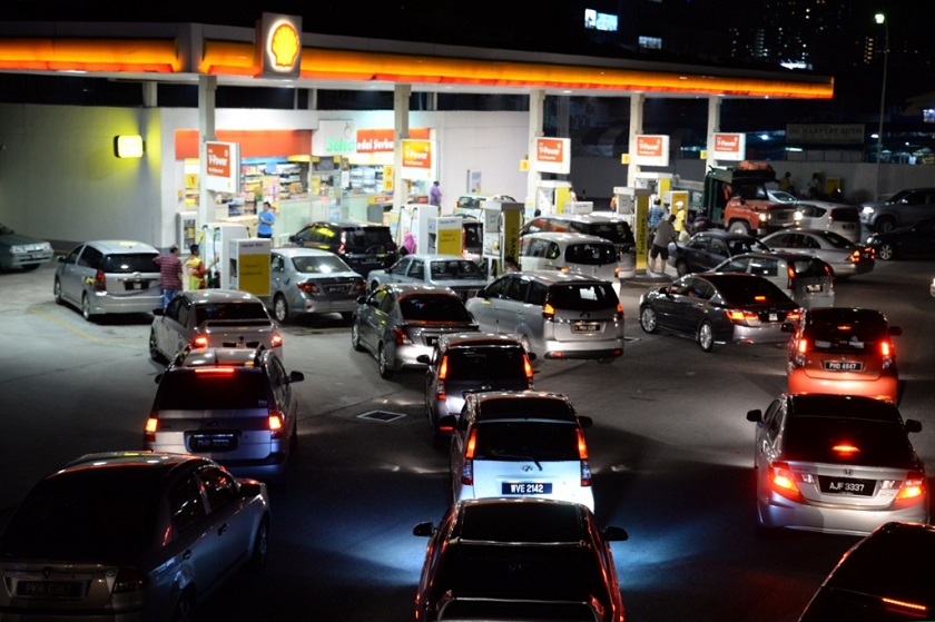 Motorists queue up to fill their vehicles with petrol before the nationwide 20 sen petrol price increase at midnight in George Town, October 1, 2014. u00e2u20acu201d Picture by K.E. Ooi