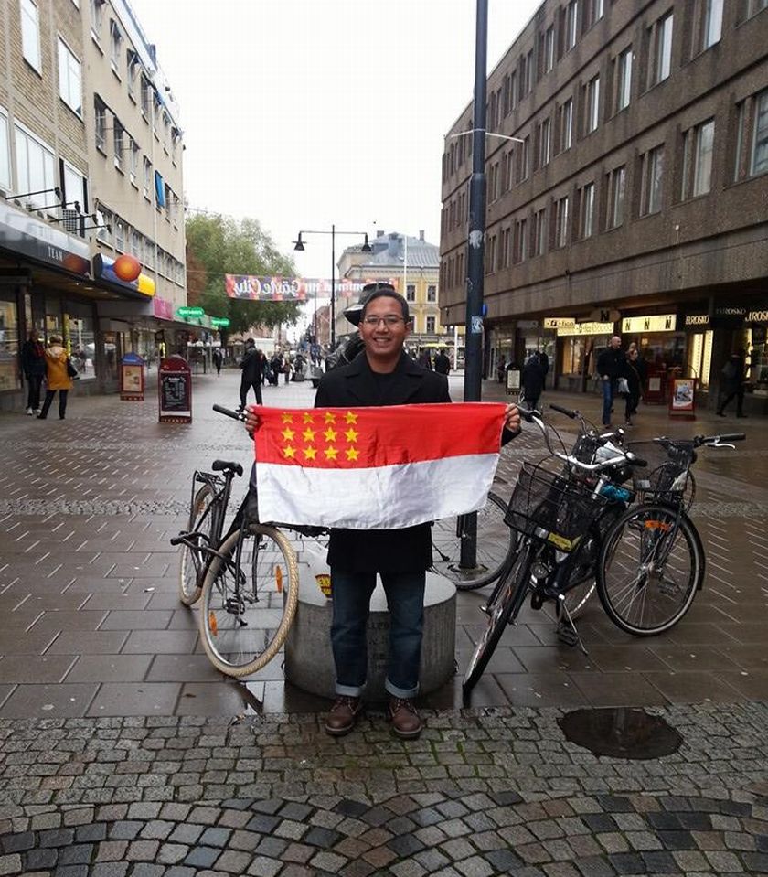 Ali Abdul Jalil is seen holding the Sang Saka flga in his Facebook photo. 