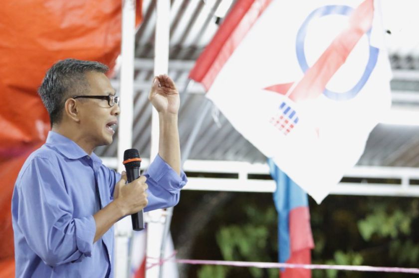 Tony Pua addresses the audience at the DAP fundraising dinner in Sungai Buloh, October 4, 2014. u00e2u20acu201d Picture by Choo Choy May