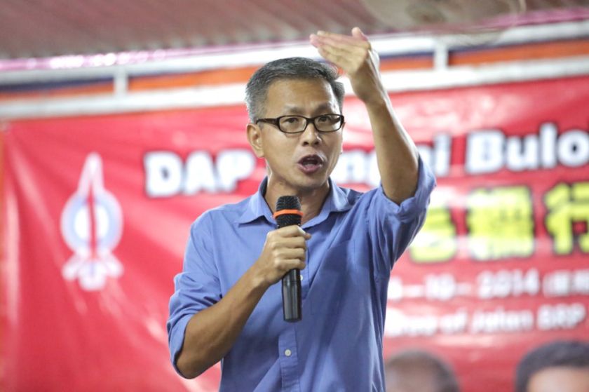 Tony Pua gestures as he addresses the audience at the DAP fundraising dinner in Sungai Buloh, October 4, 2014. u00e2u20acu201d Picture by Choo Choy May