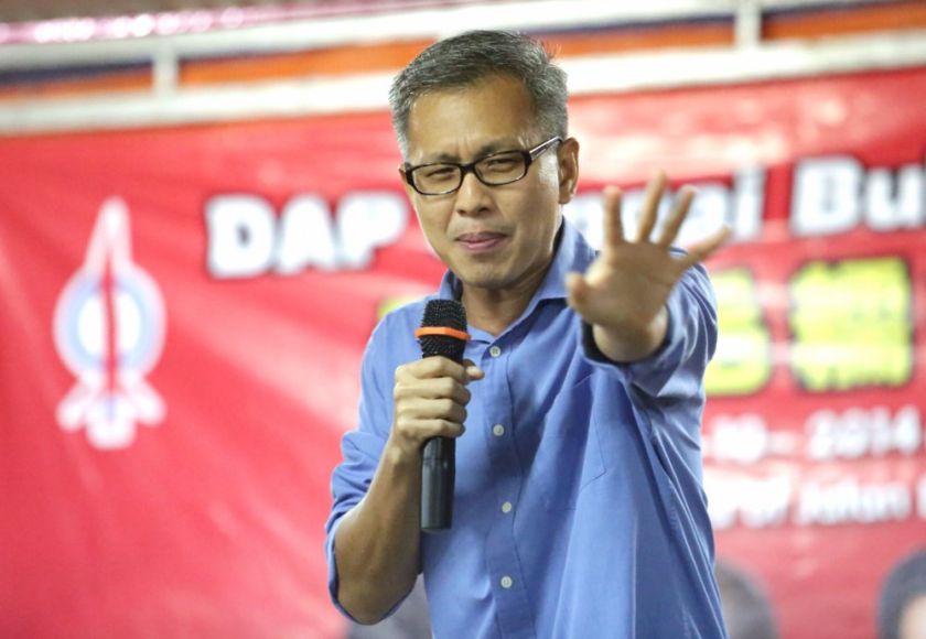 Tony Pua gestures as he addresses the audience at the DAP fundraising dinner in Sungai Buloh, October 4, 2014. u00e2u20acu201d Picture by Choo Choy May