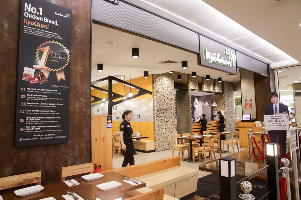 Kyochon in 1 Utama... notice the huge cut-out of Korean heart throb Lee Min Ho?