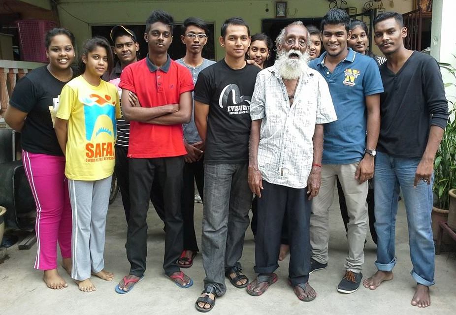 Pelajar Kolej FTMS gembira dapat melakukan aktiviti sosial menjelang Deepavali. 