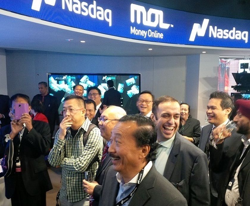 Achievement unlocked: MOL Global main investor Vincent Tan (foreground) and CEO Ganesh Kumar Bangah (third from right) still have reason to celebrate. u00e2u20acu2022 DNA pic