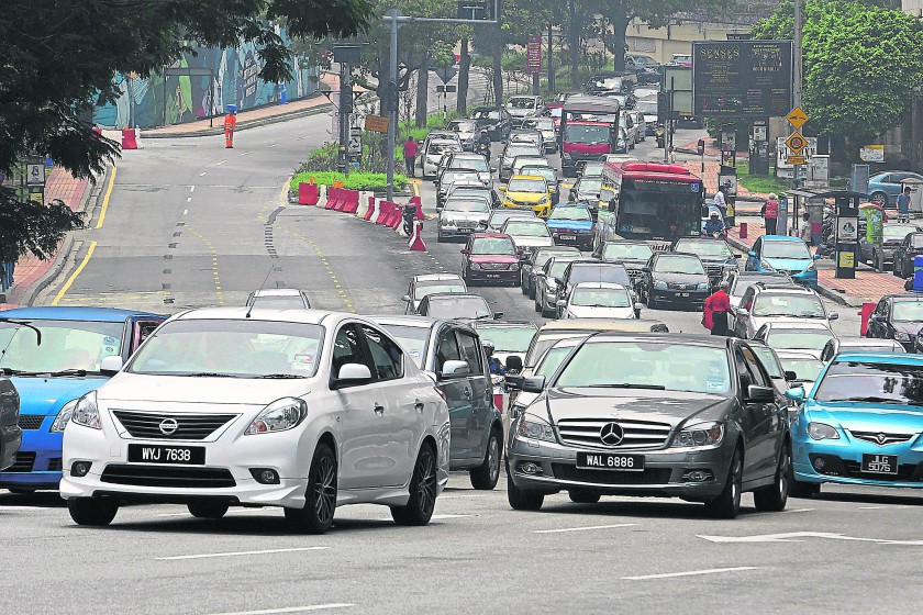 Traffic flow in Petaling Jaya in mayhem as MBPJ implements the one-way loop traffic system October 12, 2014. Many condemn the move with claims of poor coordination and absent signage. u00e2u20acu201d Pictures by Hari Anggara