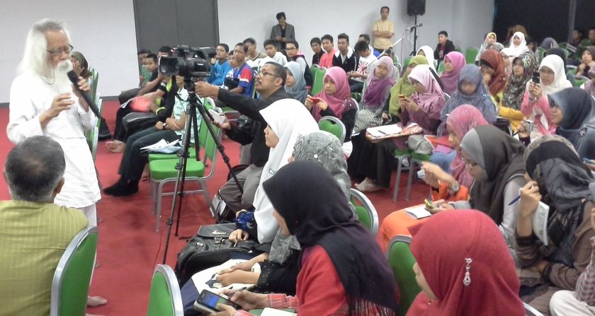 Orang ramai memberi sokongan kepada karya seniman ini. — Gambar oleh Uthaya Sankar 