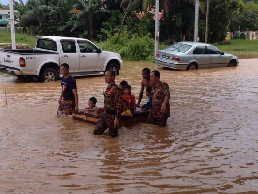 Rescue personnel evacuate villagers from Kampung Dabak in Penampang, Sabah October 7, 2014. u00e2u20acu201d Picture by Julia Chan 